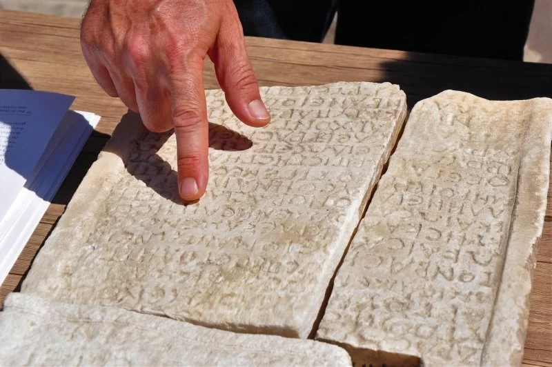 Une inscription en marbre vieille de 1800 ans trouvée dans les fouilles d'Aigai en Turquie a été déchiffrée