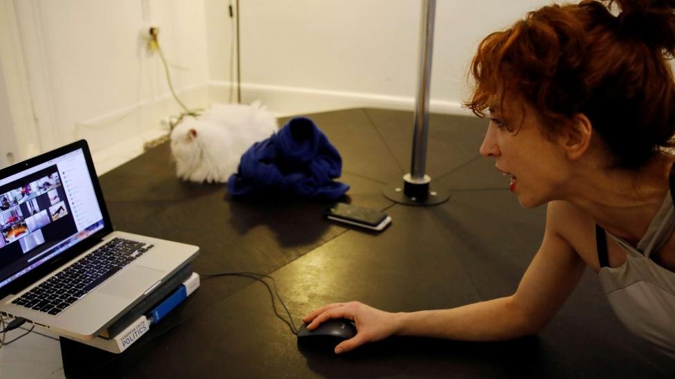 Confinés aux domiciles, les Turcs publient des vidéos de confinement comiques sur les réseaux sociaux