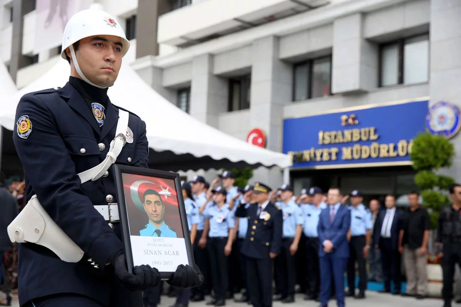 En Turquie, l'hommage au policier "martyr" qui a "empêché une attaque d'envergure"