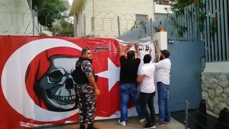 [Liban] Des activistes placent une bannière anti-Turque sur le portail de l'ambassade de Turquie