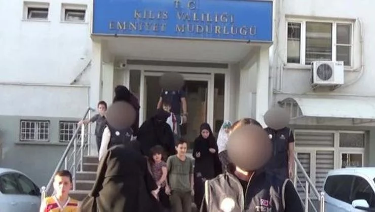 Trois Françaises, dont la nièce de Fabien Clain, soupçonnées d'appartenir à l'EI, arrêtées