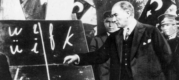 Le 1er novembre 1923 a eu lieu la réforme de l'alphabet en Turquie