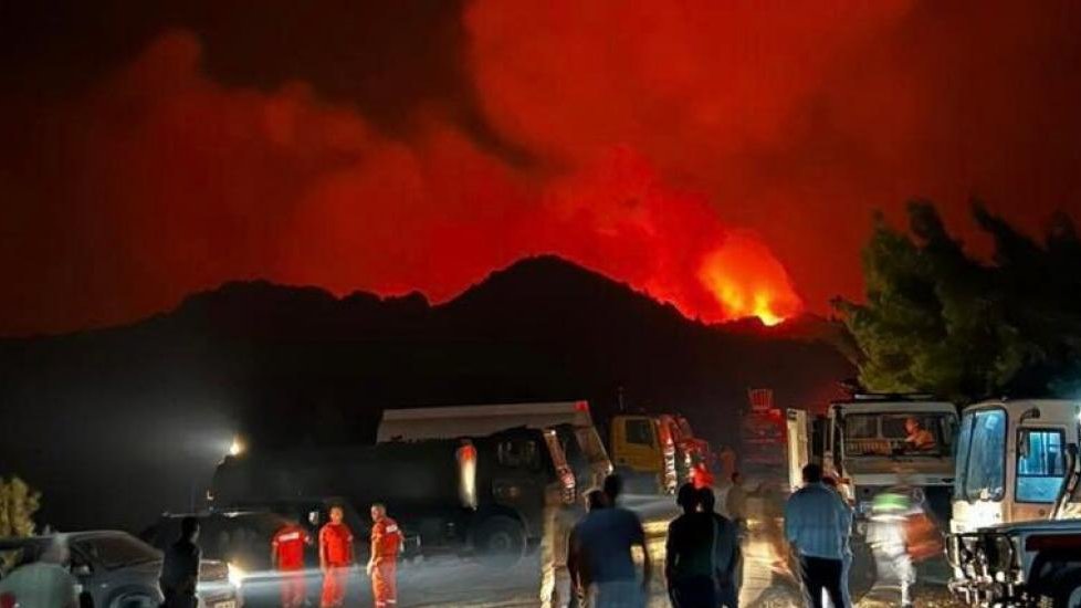  Des avions israéliens et chypriotes grecs aident les Chypriotes turcs à lutter contre les incendies de forêt