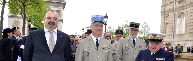 Ravivage de la flamme du soldat inconnu à l'Arc de Triomphe