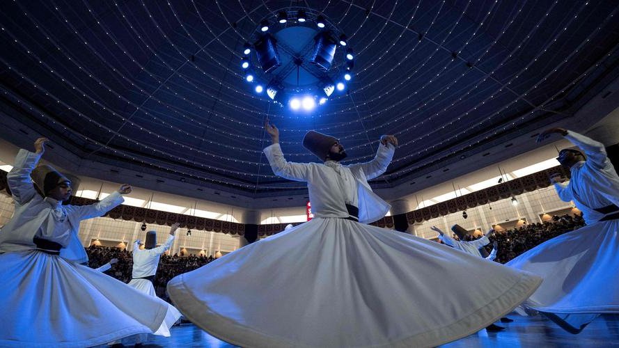 En Turquie, les derviches tourneurs ont dansé pour le 750ᵉ anniversaire de la mort de Rumi, le maître du soufisme