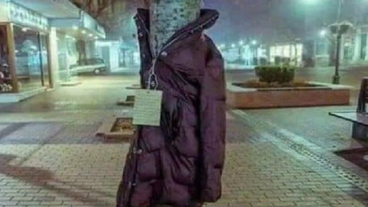 En Turquie, les gens accrochent des manteaux aux arbres pour aider les sans-abris