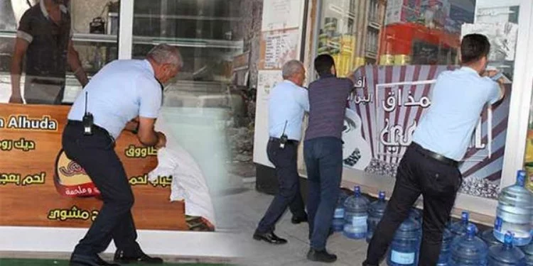 Retrait des enseignes écrites en arabe dans une ville à Istanbul