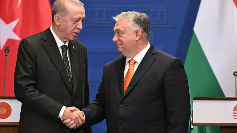 Erdogan de Turquie et Orban de Hongrie s'engagent à renforcer leurs liens à Budapest