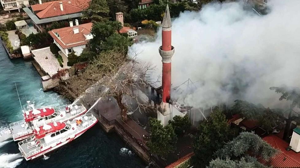 Incendie dans la mosquée historique du front de mer sur le Bosphore