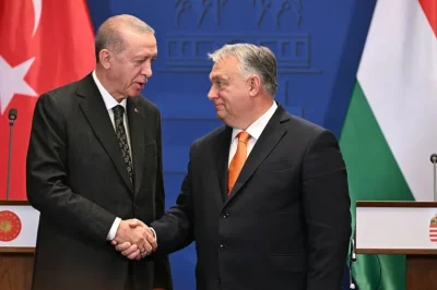 Le Premier ministre hongrois Viktor Orban et le président turc Recep Tayyip Erdogan se serrent la main
