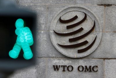 Le logo de l'Organisation mondiale du commerce (OMC) est représenté devant leur siège à Genève, en Suisse, le 28 octobre 2020.