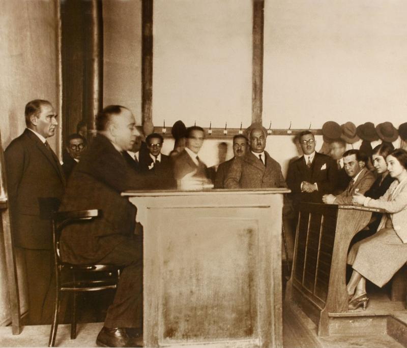 Atatürk est à la faculté de droit de l'université d'Istanbul, et malgré toute l'insistance, il écoute le cours debout (15 décembre 1930)