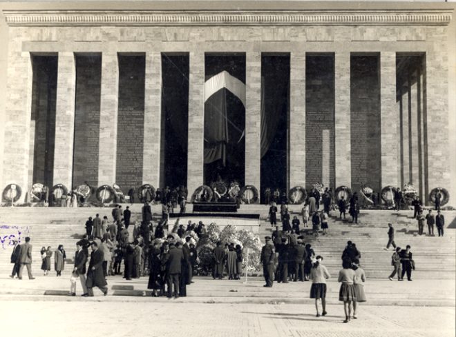 Devant le mausolée d'Atatürk (Anıtkabir)