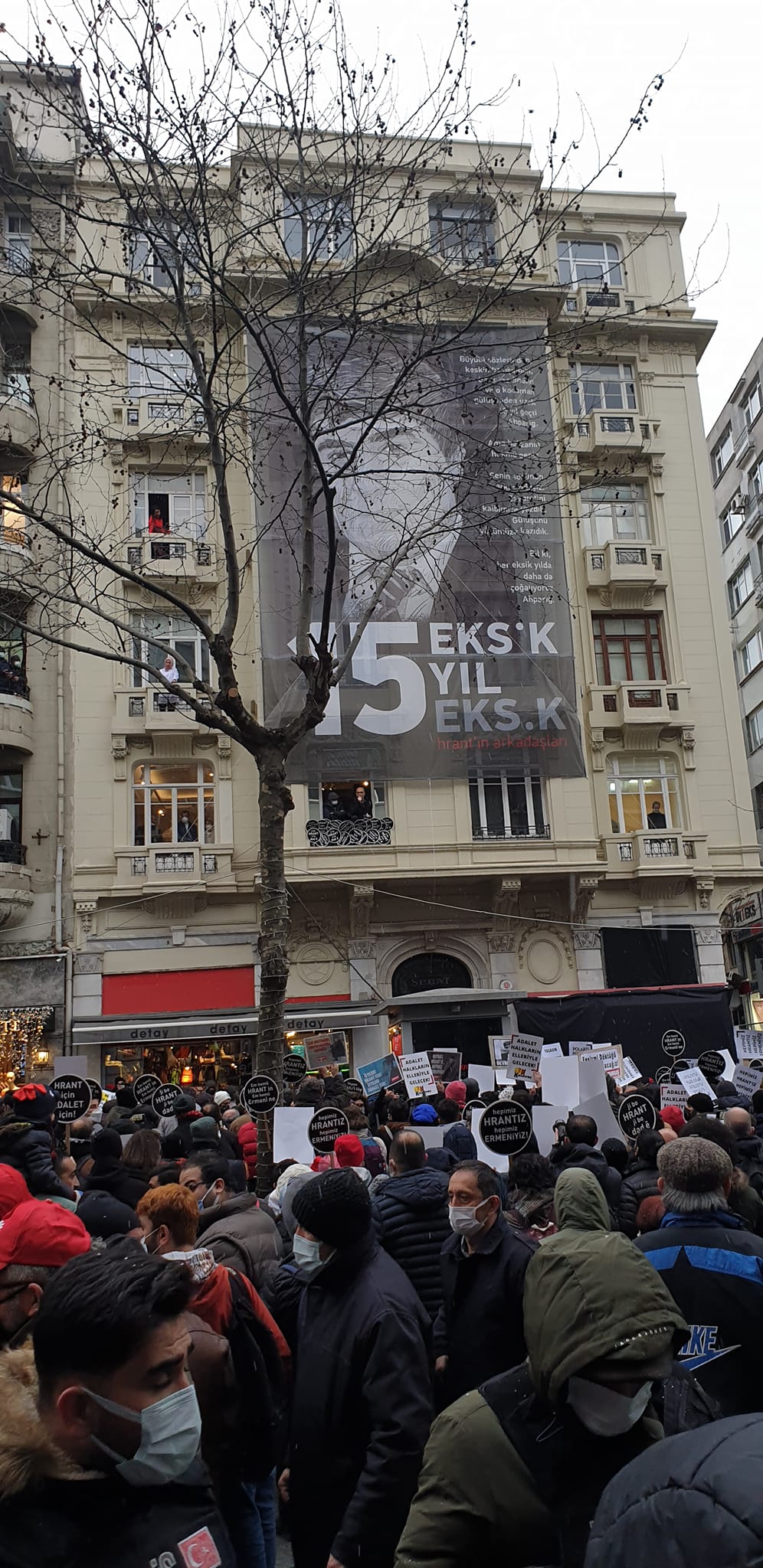 Commémorations de Hrank Dink devant le journal Agos à Istanbul