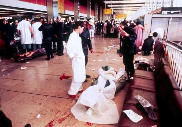 Explosion d'une bombe que l'ASALA avait placée devant la compagnie aérienne Turkish Airlines, à l'aéroport d'Orly 1983