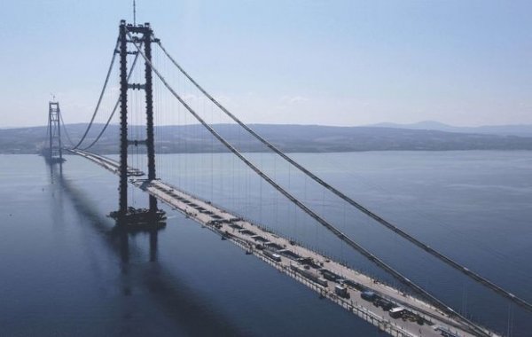 Une équipe internationale achève le plus long pont suspendu du monde en Turquie