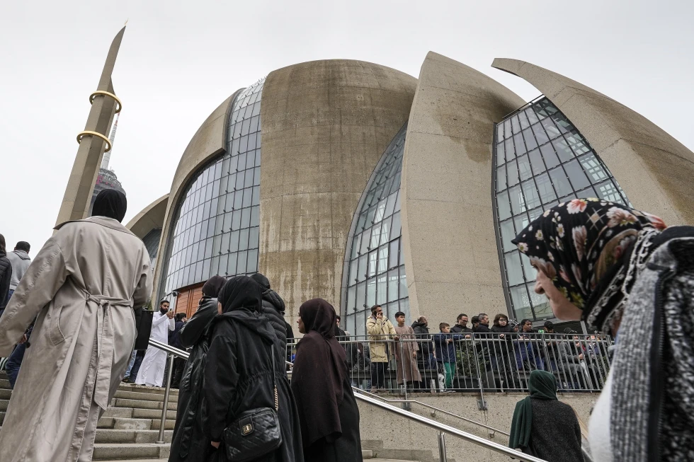  Des musulmans marchent jusqu'à la mosquée centrale de Cologne, en Allemagne, le vendredi 14 octobre 2022.
