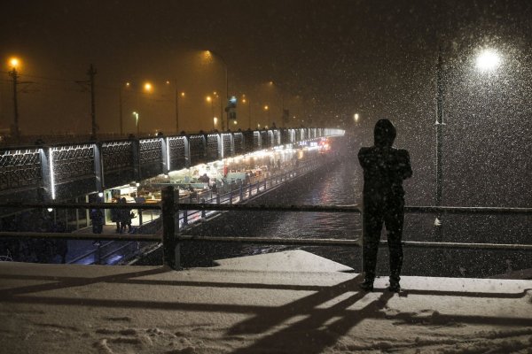Une tempête de neige frappe Istanbul, recouvrant de blanc la plus grande ville de Turquie
