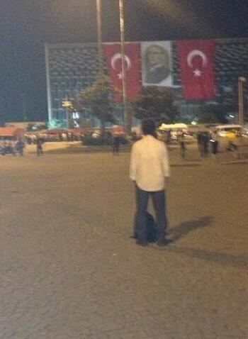 Turquie : l'« homme à l'arrêt », nouveau héros de la place Taksim
