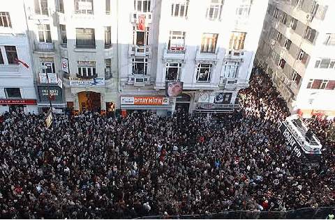 Des milliers de turcs commémorent la mort de Hrant Dink