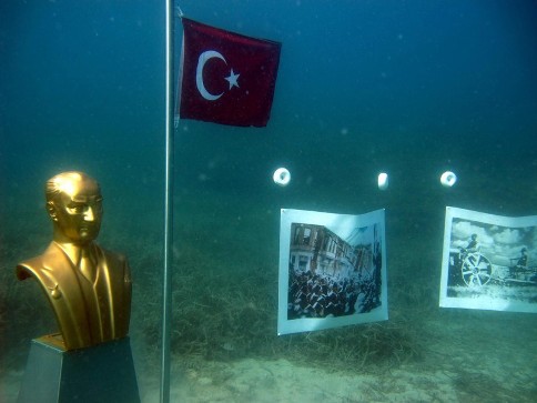 Turquie insolite : Exposition sous-marine sur Atatürk (vidéo)