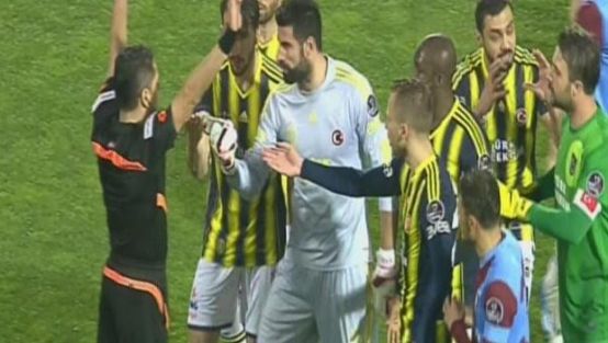 Un match de football turc arrêté pour jets d'objets