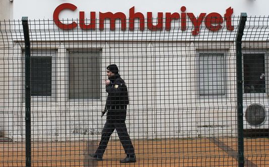En Turquie, les colonnes des journalistes de Cumhuriyet arrêtés restent vides symboliquement