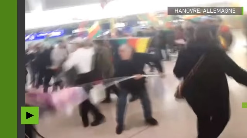 [Vidéo] Une impressionnante bagarre éclate entre les Kurdes du YPG et Turcs à l'aéroport de Hanovre