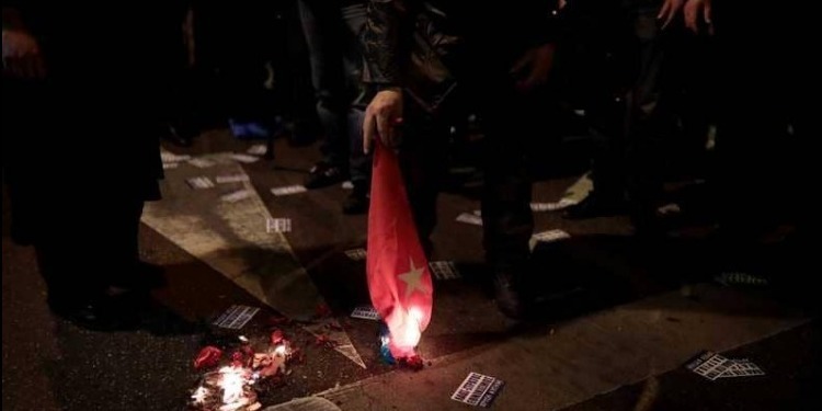Athènes : Des extrémistes de droite défilent devant l'ambassade de Turquie et brûlent les drapeaux Turcs