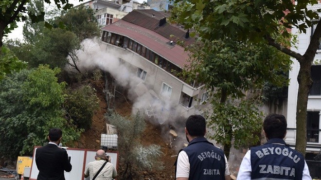 Turquie : le spectaculaire effondrement d'un immeuble dans le centre d'Istanbul