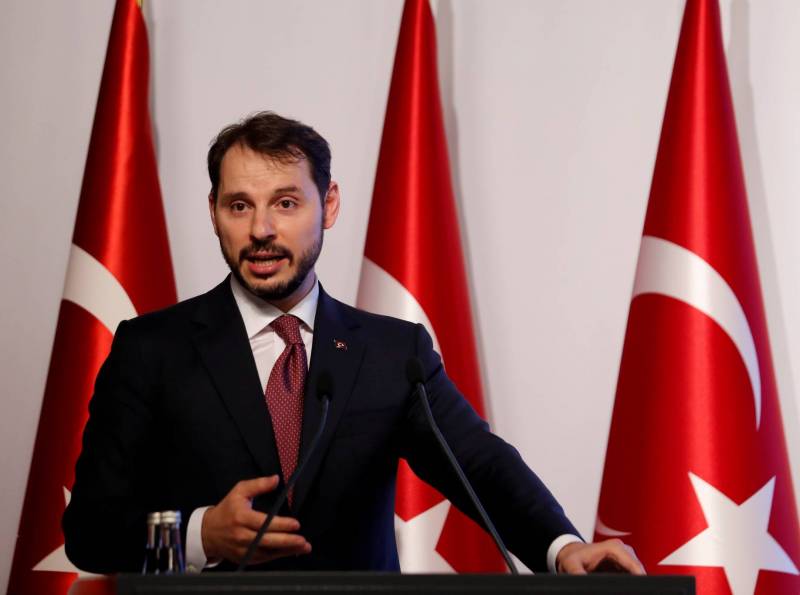 Le ministre turc des Finances s'adresse aux investisseurs, la livre remonte