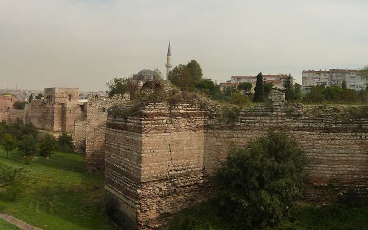 Les murailles du vieil Istanbul menacées par des plantes envahissantes