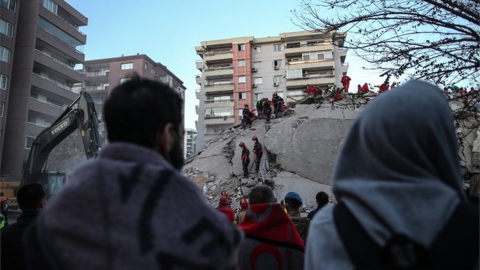 Séisme Turquie-Grèce : recherche de survivants sous les décombres