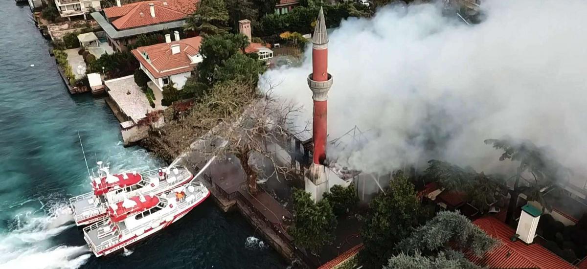 Incendie dans la mosquée historique du front de mer sur le Bosphore