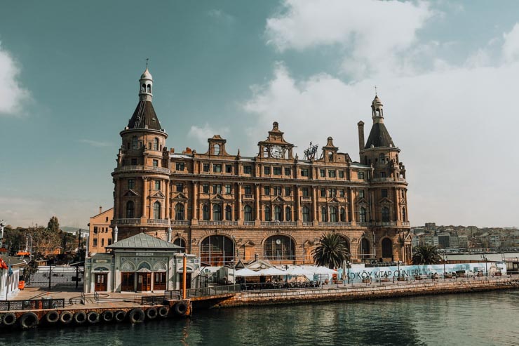 Histoire d'Istanbul sur la façade de la Gare d'Istanbul Haydarpasa