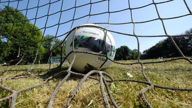 Un ballon de foot dans les buts 