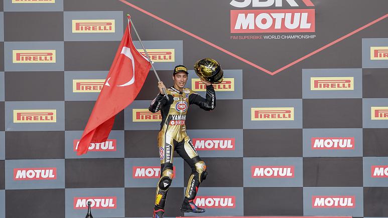 Le motocycliste national Toprak Razgatlıoğlu est devenu le champion du monde