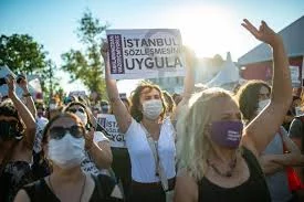Les femmes déterminées à défendre une convention menacée contre la violence