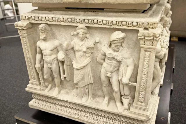 Le sarcophage antique saisi aux Ports Francs de Genève rentre au bercail