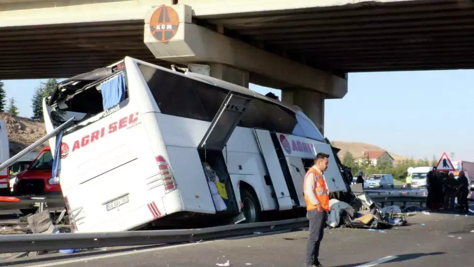 Un bus s'écrase sur un pilier d'un viaduc en Turquie, tuant 9 personnes et en blessant 26 autres