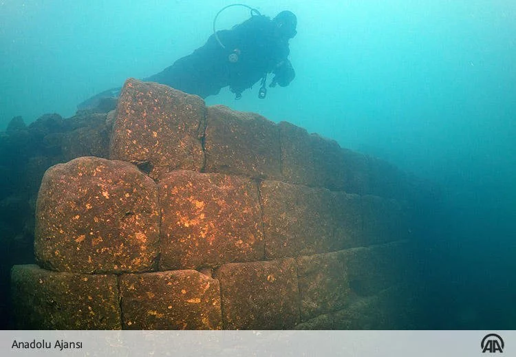 Une forteresse vieille de 3.000 ans découverte au fond d'un lac en Turquie 