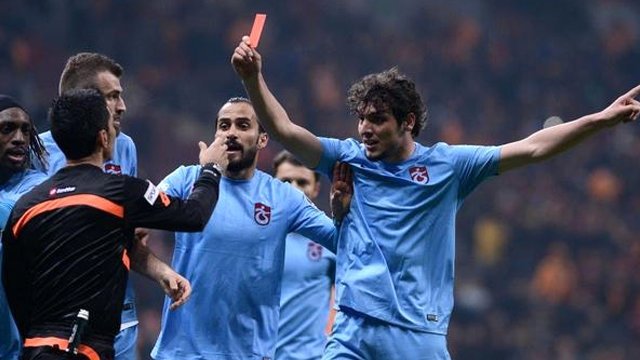 En Turquie, un joueur met un carton rouge à l'arbitre en plein match !