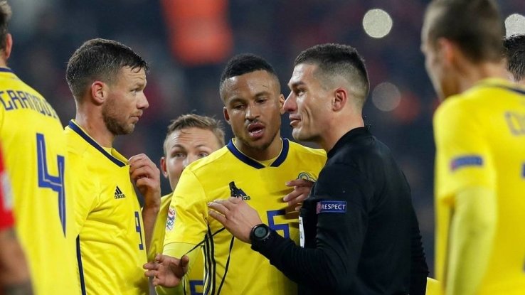 L'arbitre de Turquie-Suède a-t-il vendu le match ?
