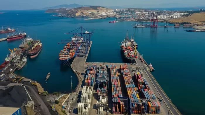 Le déficit commercial de la Turquie baisse de 35% en signe de ralentissement de l'économie