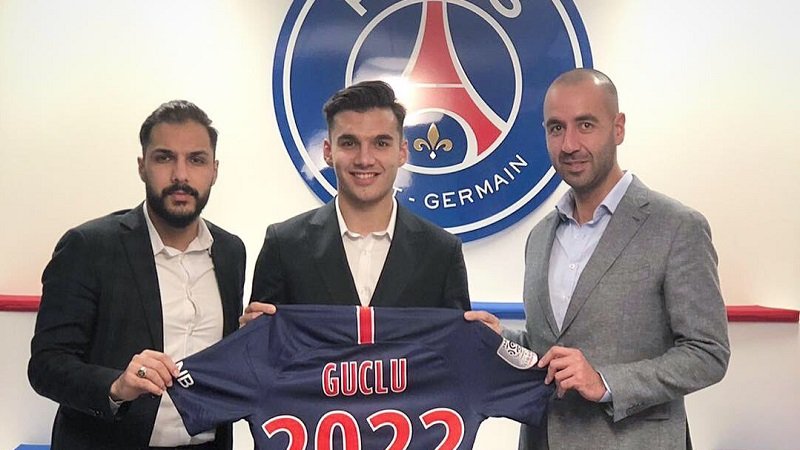 Metehan Guclu signe son premier contrat professionnel au PSG