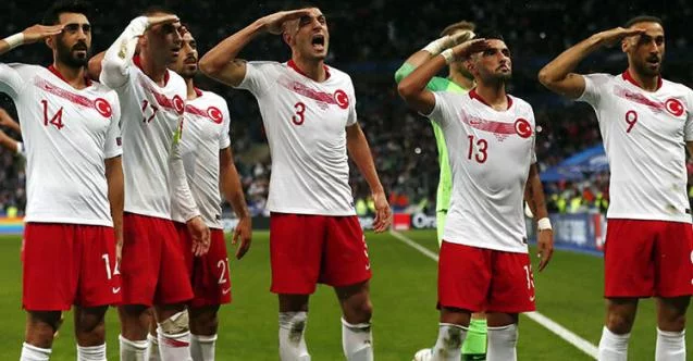 France - Turquie. Que signifie ce salut militaire des joueurs turcs après l'égalisation ?