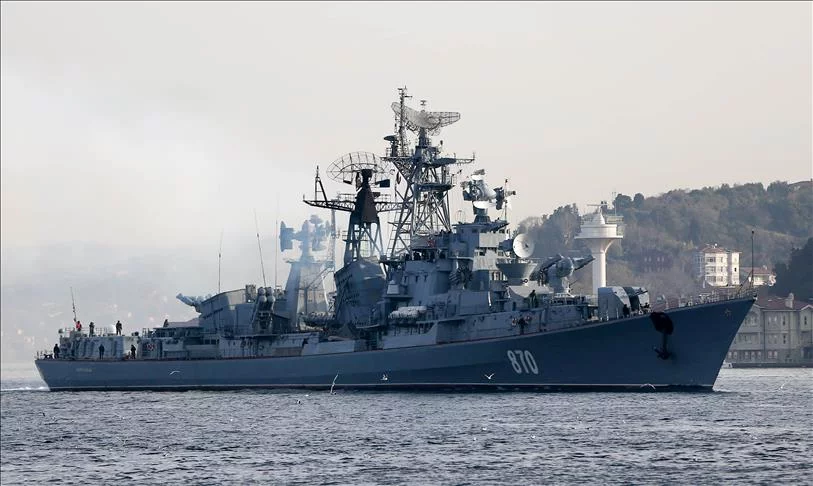 Turquie : Un navire de guerre russe traverse le Bosphore à Istanbul