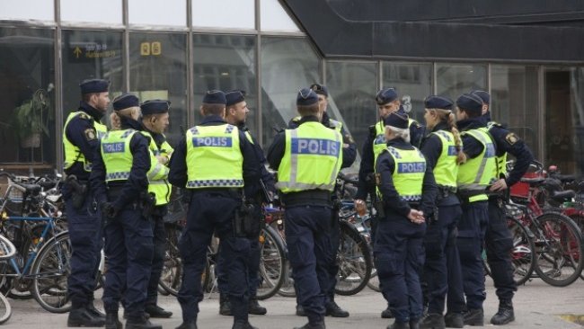 Suède : des militants mettent le feu à un Coran et provoquent de violentes émeutes