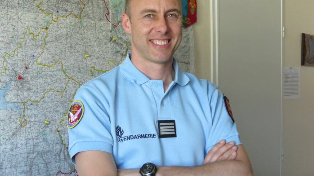 La France salue la mémoire du gendarme décédé des suites de ses blessures infligées par le terroriste de l'Aude.