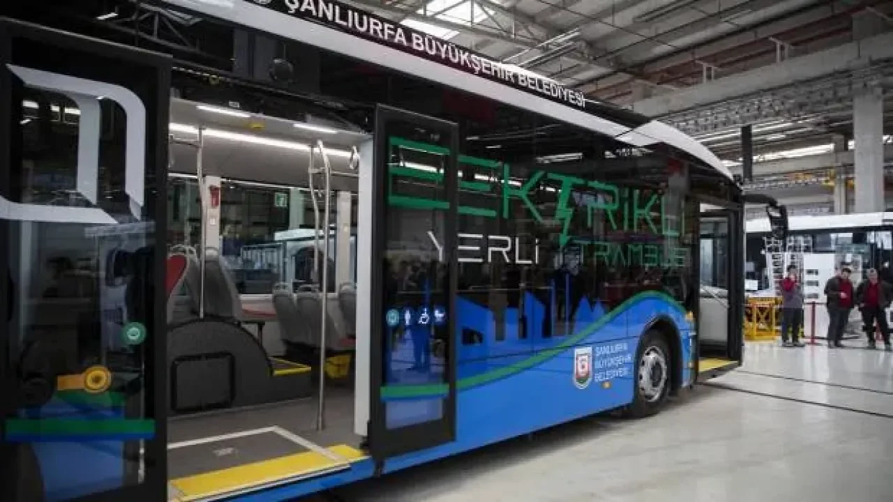 Le premier trolleybus domestique de haute technologie alimenté par batterie de Turquie est prêt à l'emploi.